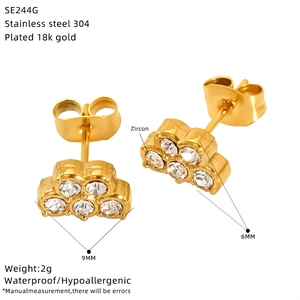 Detail view of 18k gold plated heart earrings with zircon and dimensions 9x6mm
