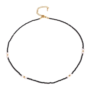 Collier élégant en perles noires facettées avec des accents de cœurs blancs