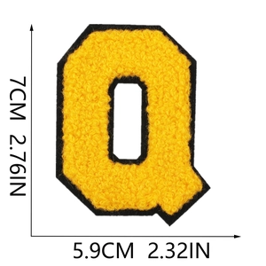 Dettaglio della toppa con lettera Q in ciniglia gialla con misure 7cm x 5,9cm