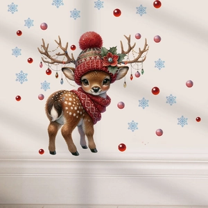 Détail du sticker mural cerf de Noël avec bonnet rouge, écharpe et flocons de neige festifs