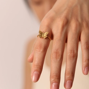 Bague papillon élégante en acier inoxydable plaqué or 18K avec anneau torsadé