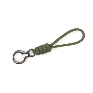 Porte-clés en paracorde vert armée tressée avec boucle à ressort métallique sur fond blanc