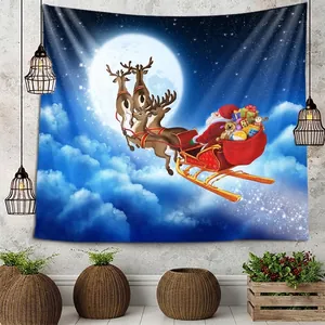Detailweergave van een kerstman wandtapijt aan een grijze muur met gezellige decoratie
