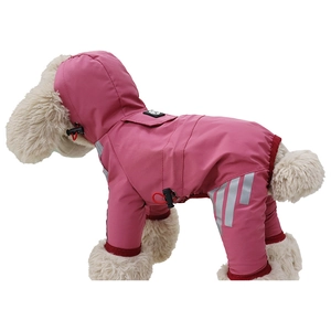 Détail de l'imperméable rose pour chien montrant le tissu étanche et les bandes réfléchissantes