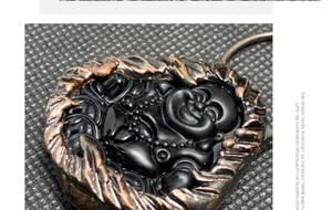 Makroaufnahme von Obsidian-Lachender Buddha-Anhänger mit Vintage-Bronze-Metallrahmen
