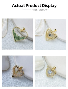 Détails de pendentifs cœurs dorés avec incrustations de zircons colorés et motif œil bleu