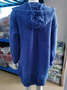 Dettaglio del cappuccio in maglia spessa blu reale con trama a trecce per cardigan