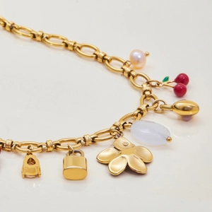 Detail der 18K vergoldeten Edelstahlkette mit Kirsch-, Perlen- und Blumenanhängern