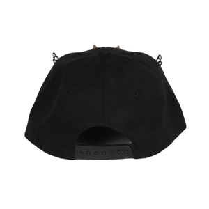Rückansicht der schwarzen Punk Snapback Mütze mit Metallringen und Verstellriemen