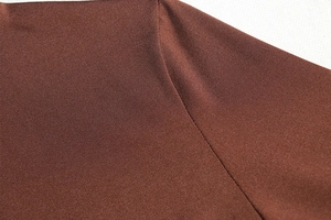 Gros plan détaillé du tissu de couleur unie marron foncé avec texture fine et couture