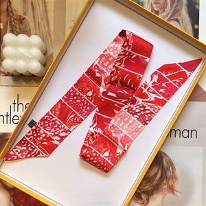 Élégant foulard en soie 100% avec motifs rouges dans son coffret cadeau jaune
