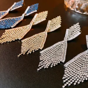Elegante geometrische Fransenohrringe mit funkelnden Strasssteinen in drei Premium-Farben