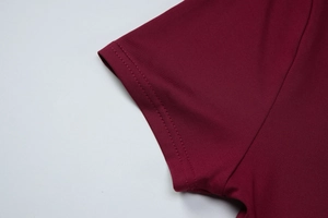 Détail du poignet en dentelle bordeaux et texture de tricot fin avec double couture