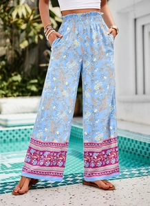 Détail du pantalon large à fleurs avec taille haute élastique et texture de tissu fluide