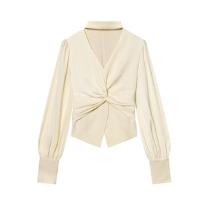 Elegante camicia in raso bianco panna a maniche lunghe con scollo a V e nodo decorativo in vita