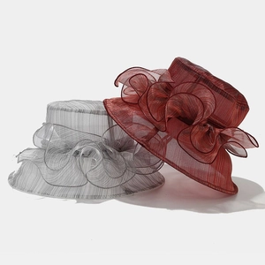 Chapeaux d'église élégants en organza à grands volants rouge et gris pour l'été