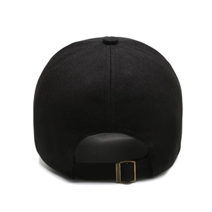 Vue arrière d'une casquette de baseball noire en coton avec boucle réglable en bronze antique
