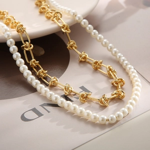 Collier double rang en acier inoxydable doré avec perles d'imitation blanches et nœuds