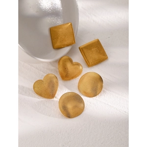 Detail von 18k vergoldeten Edelstahl-Ohrringen mit geometrischen Strukturmustern