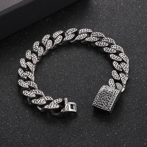 Detail eines silbernen Vintage-Titanstahl-Armbands mit schwarzer Wabenstruktur