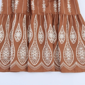 Robe longue ethnique sans manches marron caramel avec broderie géométrique blanche