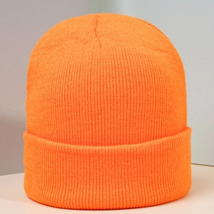 Vue détaillée du bonnet en tricot orange vif montrant la texture fine et le revers large
