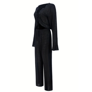 Détail d'un ensemble deux pièces en maille noire avec tissu plissé transparent et gilet