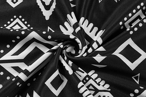 Détail du tissu à motif géométrique noir et blanc avec une texture soyeuse lisse