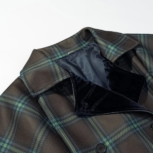 Cappotto di lana a quadri marrone scuro e verde con fodera del colletto in velluto blu