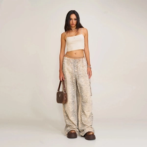 Pantalon cargo rétro à motif serpent avec crop top beige et bottines marron