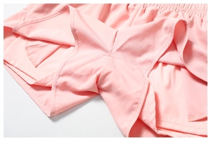 Détail du short de sport rose double couche avec taille élastique et doublure intégrée