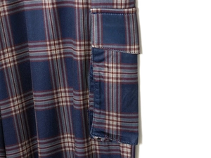 Detalle de pantalones de cuadros con un bolsillo lateral grande y costuras de calidad