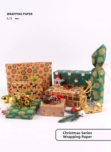 Dettaglio di carta regalo natalizia kraft con renne, Babbo Natale e motivi a fiocchi