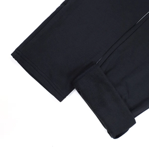 Détail d'un pantalon noir pour femme avec doublure en polaire chaude et coutures nettes