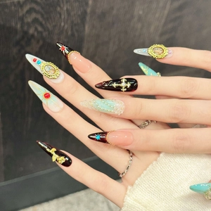 Faux ongles rétro baroques avec croix en métal 3D, perles et relief de pierres fines