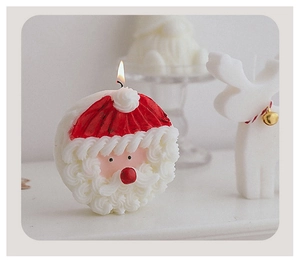 Détail d'une bougie parfumée Père Noël avec textures 3D pour décor de Noël chaleureux