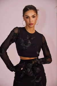 Détail d'un ensemble deux pièces en mesh noir avec broderie florale 3D et dentelle