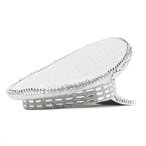 Détail macro de paillettes argentées et clous métalliques sur un chapeau de fête scintillant