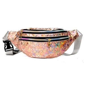 Détail du sac banane à paillettes laser or rose avec trois fermetures arc-en-ciel