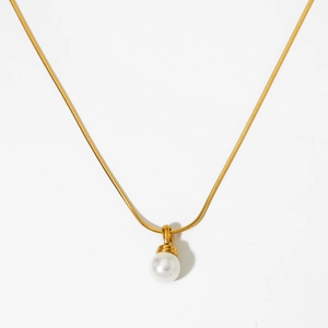 Elegante collana in acciaio inossidabile dorato con ciondolo a perla bianca tonda