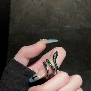 Bague serpent argentée unique avec émail vert et design ouvert et ajustable