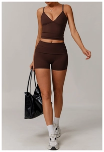 Détail du short de yoga taille haute marron foncé recyclé et du soutien-gorge de sport