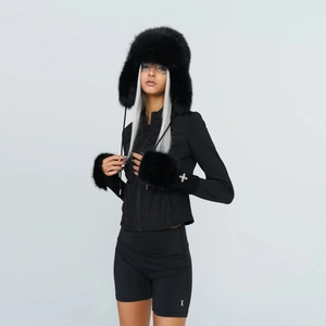 Ensemble d'hiver avec bonnet à oreilles en fausse fourrure, veste zippée et short noir