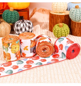 Détail de quatre rubans d'automne avec motifs citrouilles et feuilles d'érable