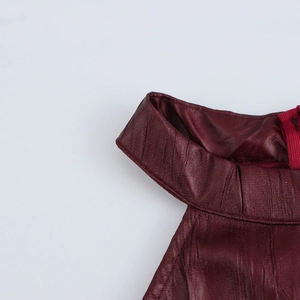 Abito bordeaux in pelle PU con scollo all'americana, trama pieghettata e collo elegante