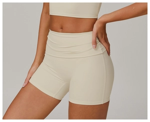 Détails du short de yoga beige taille haute avec tissu à séchage rapide et gaine ventrale