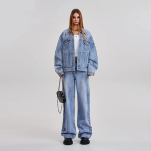 Ensemble en denim classique avec veste délavée bleu clair et jean droit à taille basse