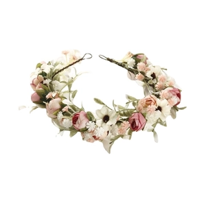 Ghirlanda di fiori da sposa bohémien con rose rosa e bianche su sfondo bianco