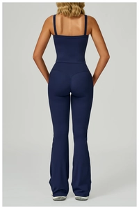 Vue arrière d'un ensemble de yoga bleu marine avec pantalon évasé et haut court