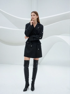 Robe smoking noire chic avec boutons métalliques et bottes hautes en cuir au-dessus du genou